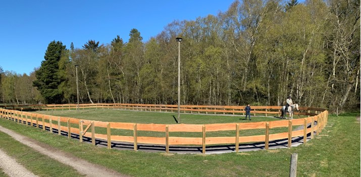 Dejlig stor ridebane med rig mulighed for at træne hestene. Ind i mellem får vi også undervisning på banen. Ridebanen har fantastisk lyssætning, så her kan også fint trænes, selvom mørket har sænket sig.