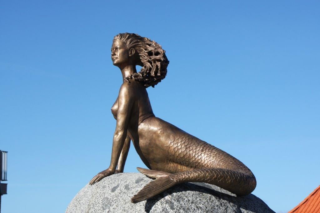Havfrue i bronze, opstillet i Hirtshals i 2016. Skabt af billedhugger Stinne Teglhus